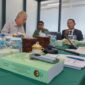 Amsakar Achmad saat mempresentasikan hasil penelitiannya yang berjudul ‘Implementasi Kebijakan Ex-Officio dalam Pengembangan Kawasan Perdagangan Bebas dan Pelabuhan Bebas’ di Kampus IPDN, Jalan Ampera Raya No.1, Pasar Minggu, Jakarta Selatan, Sabtu (30/11/2024). Foto: INIKEPRI.COM