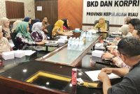 Dalam rangka menghadapi seleksi Computer Assisted Test (CAT) untuk Pegawai Pemerintah dengan Perjanjian Kerja (PPPK), Badan Kepegawaian Daerah (BKD) dan KORPRI Provinsi Kepulauan Riau memberikan dukungan moral dan motivasi kepada tenaga honorer di lingkungan pemerintah daerah. Kepala BKD dan KORPRI, Yeny Trisia Isabella, menyampaikan pentingnya persiapan mental dan kepercayaan diri bagi para peserta seleksi. Foto; Diskominfo Kepri