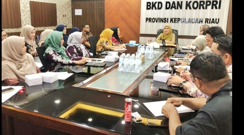 Dalam rangka menghadapi seleksi Computer Assisted Test (CAT) untuk Pegawai Pemerintah dengan Perjanjian Kerja (PPPK), Badan Kepegawaian Daerah (BKD) dan KORPRI Provinsi Kepulauan Riau memberikan dukungan moral dan motivasi kepada tenaga honorer di lingkungan pemerintah daerah. Kepala BKD dan KORPRI, Yeny Trisia Isabella, menyampaikan pentingnya persiapan mental dan kepercayaan diri bagi para peserta seleksi. Foto; Diskominfo Kepri