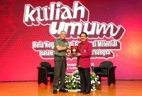 Asisten Teritorial Panglima Tentara Nasional Indonesia (Aster Panglima TNI), Mayjen TNI Novy Helmy Prasetya, melalui perwakilannya, Paban III/Tahwil Ster TNI Kolonel Inf Jacky Ariestanto, dalam kuliah umum “Bela Negara bagi Generasi Milenial dalam Menjaga Keutuhan Bangsa” di Auditorium Universitas Tarumanagara Jakarta Barat, Rabu (13/11/2024) menyampaikan bahwa konsep bela negara bagi Generasi Milenial melalui kaarya dan prestasi. Foto. tni.mil.id