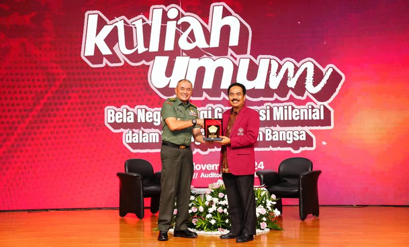 Asisten Teritorial Panglima Tentara Nasional Indonesia (Aster Panglima TNI), Mayjen TNI Novy Helmy Prasetya, melalui perwakilannya, Paban III/Tahwil Ster TNI Kolonel Inf Jacky Ariestanto, dalam kuliah umum “Bela Negara bagi Generasi Milenial dalam Menjaga Keutuhan Bangsa” di Auditorium Universitas Tarumanagara Jakarta Barat, Rabu (13/11/2024) menyampaikan bahwa konsep bela negara bagi Generasi Milenial melalui kaarya dan prestasi. Foto. tni.mil.id