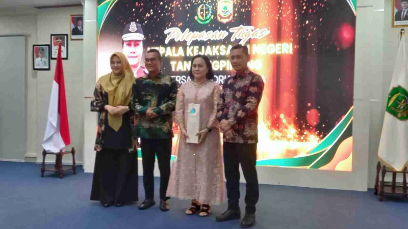 Seluruh unsur Forum Komunikasi Pimpinan Daerah (Forkopimda) Kota Tanjungpinang mengikuti pelepasan tugas Kepala Kejaksaan Negeri Tanjungpinang di Aula Sultan Sulaiman Badrul Alamsyah Kantor Wali kota Tanjungpinang Senggarang, Selasa (5/11/2024) malam. Foto: Diskominfo Tanjungpinang