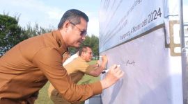 Pemerintah Kota (Pemko) Tanjungpinang melaksanakan upacara dalam rangka penandatanganan pakta integritas netralitas ASN yang dipimpin langsung Penjabat (Pj.) Wali Kota Tanjungpinang, Andri Rizal, di halaman kantor Wali Kota, yang diikuti seluruh pegawai Pemko Tanjungpinang, Senin (4/11/2024). Foto: Diskominfo Tanjungpinang