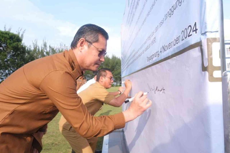 Pemerintah Kota (Pemko) Tanjungpinang melaksanakan upacara dalam rangka penandatanganan pakta integritas netralitas ASN yang dipimpin langsung Penjabat (Pj.) Wali Kota Tanjungpinang, Andri Rizal, di halaman kantor Wali Kota, yang diikuti seluruh pegawai Pemko Tanjungpinang, Senin (4/11/2024). Foto: Diskominfo Tanjungpinang
