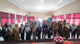 Sekretaris Daerah (Sekda) Kota Tanjungpinang Zulhidayat resmi mengukuhkan fasilitator dan pengurus Forum Anak Kota Tanjungpinang periode 2024-2026 di Aula Dinas Sosial (Dinsos) Kota Tanjungpinang, Selasa (19/11/2024). Foto: Diskominfo Tanjungpinang