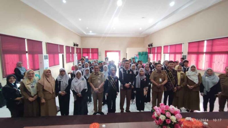 Sekretaris Daerah (Sekda) Kota Tanjungpinang Zulhidayat resmi mengukuhkan fasilitator dan pengurus Forum Anak Kota Tanjungpinang periode 2024-2026 di Aula Dinas Sosial (Dinsos) Kota Tanjungpinang, Selasa (19/11/2024). Foto: Diskominfo Tanjungpinang