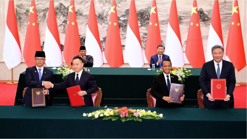 Presiden Prabowo Subianto bersama Presiden RRT, Xi Jinping, menyaksikan penandatanganan sejumlah kesepakatan kerja sama antara Indonesia dan Tiongkok di Great Hall of the People, Beijing, RRT, pada Sabtu, 9 November 2024. Foto: BPMI Setpres/Muchlis Jr