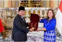 Dalam kunjungan kenegaraannya ke Peru, Presiden Republik Indonesia (RI) Prabowo Subianto dianugerahi tanda kehormatan tertinggi “Grand Cross of the Order of the Sun of Peru” oleh Pemerintah Peru. Foto: BPMI Setpres