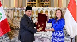 Dalam kunjungan kenegaraannya ke Peru, Presiden Republik Indonesia (RI) Prabowo Subianto dianugerahi tanda kehormatan tertinggi “Grand Cross of the Order of the Sun of Peru” oleh Pemerintah Peru. Foto: BPMI Setpres