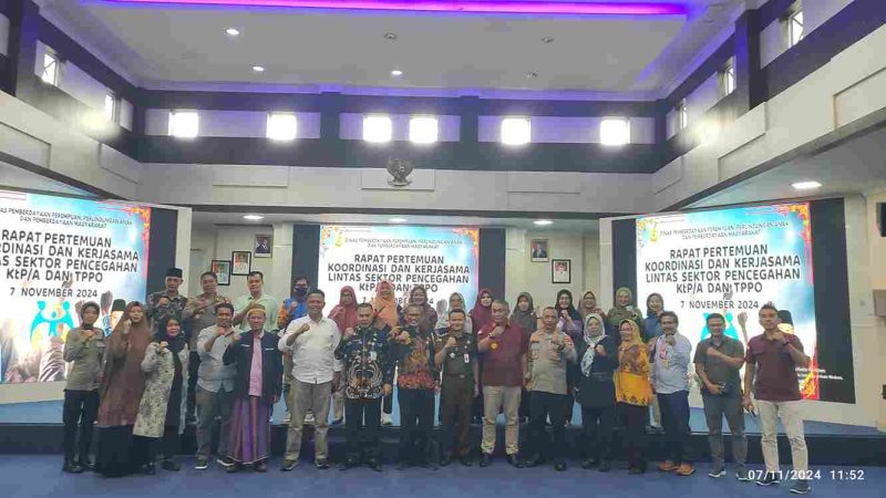 Dinas Pemberdayaan Perempuan, Perlindungan Anak, dan Pemberdayaan Masyarakat (DP3APM) Kota Tanjungpinang menggelar rapat koordinasi lintas sektoral pencegahan kekerasan terhadap perempuan dan anak (KtPA) serta tindak pidana perdagangan orang (TPPO), di aula Sultan Sulaiman Badrul Alamsyah, kantor Wali Kota Tanjungpinang, Kamis (7/11/2024). Foto: Diskominfo Tanjungpinang