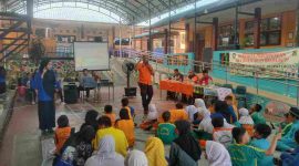 Dalam rangka meningkatkan kesiapsiagaan siswa berkebutuhan khusus terhadap bencana, Badan Penanggulangan Bencana Daerah (BPBD) Kota Tanjungpinang bersama BPBD Provinsi Kepulauan Riau menyelenggarakan simulasi penanganan bencana angin puting beliung di Sekolah Luar Biasa (SLB) Negeri 1 Tanjungpinang, Jum'at, 15 November 2024. Foto: Diskominfo Tanjungpinang