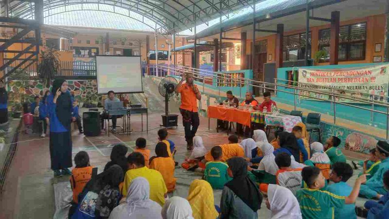 Dalam rangka meningkatkan kesiapsiagaan siswa berkebutuhan khusus terhadap bencana, Badan Penanggulangan Bencana Daerah (BPBD) Kota Tanjungpinang bersama BPBD Provinsi Kepulauan Riau menyelenggarakan simulasi penanganan bencana angin puting beliung di Sekolah Luar Biasa (SLB) Negeri 1 Tanjungpinang, Jum'at, 15 November 2024. Foto: Diskominfo Tanjungpinang