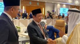 Wakil Menteri Luar Negeri (Wamenlu) RI Anis Matta (tengah) di sela-sela Pertemuan Persiapan Konferensi Tingkat Tinggi (KTT) Luar Biasa OKI-Liga Arab di Riyadh, Arab Saudi, pada Minggu (10/11/2024) waktu setempat. Foto: ANTARA/HO-Kemlu RI