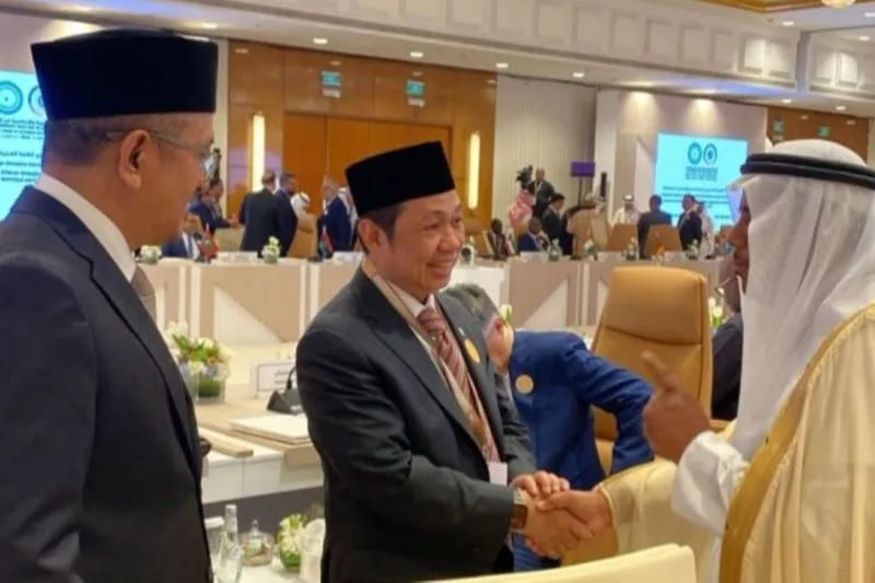 Wakil Menteri Luar Negeri (Wamenlu) RI Anis Matta (tengah) di sela-sela Pertemuan Persiapan Konferensi Tingkat Tinggi (KTT) Luar Biasa OKI-Liga Arab di Riyadh, Arab Saudi, pada Minggu (10/11/2024) waktu setempat. Foto: ANTARA/HO-Kemlu RI