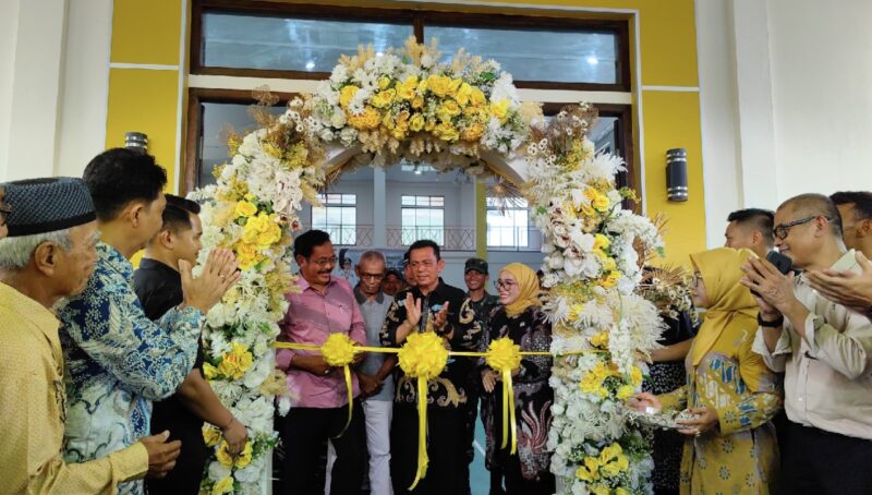 Gubernur Kepulauan Riau Ansar Ahmad, Minggu (24/11/2024) pagi meresmikan Gedung Balai Pertemuan Darussalam yang terletak di Kelurahan Pamak, Kecamatan Tebing, Kabupaten Karimun. Foto: Diskominfo Kepri