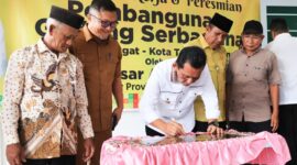 Gubernur Kepulauan Riau, H. Ansar Ahmad, meresmikan Gedung Serbaguna Tanjung Unggat pada Selasa (26/11) di Tanjungpinang. Foto: Diskominfo Kepri
