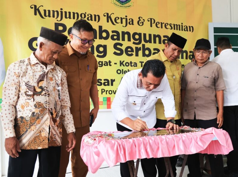 Gubernur Kepulauan Riau, H. Ansar Ahmad, meresmikan Gedung Serbaguna Tanjung Unggat pada Selasa (26/11) di Tanjungpinang. Foto: Diskominfo Kepri