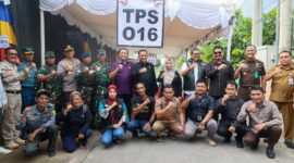 Dalam rangka memastikan pelaksanaan Pemilihan Kepala Daerah (Pilkada) serentak di Provinsi Kepulauan Riau berjalan aman dan lancar, Gubernur Kepri H. Ansar Ahmad bersama Ketua KPU Kepri Indrawan Susilo Prabowoadi, jajaran Forkopimda, dan para Kepala OPD meninjau sejumlah lokasi Tempat Pemungutan Suara (TPS) di Kota Tanjungpinang pada H-1 pemungutan suara, Selasa (26/11/2024). Foto: Diskominfo Kepri