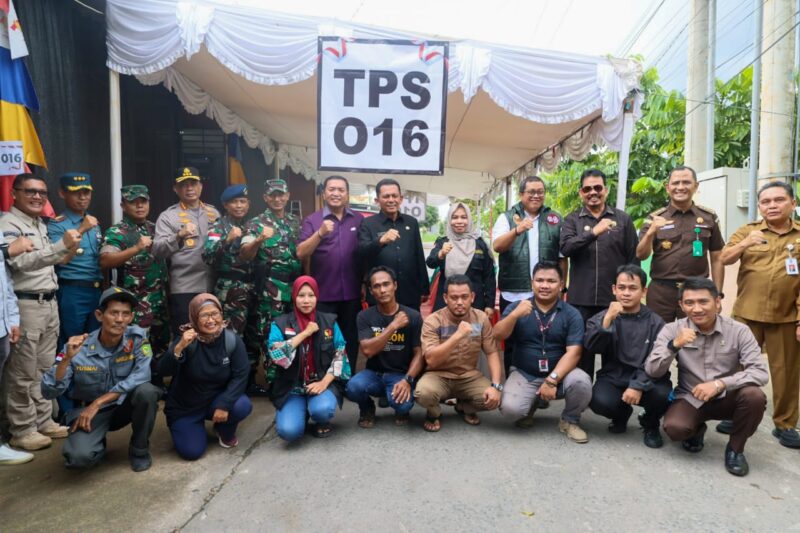 Dalam rangka memastikan pelaksanaan Pemilihan Kepala Daerah (Pilkada) serentak di Provinsi Kepulauan Riau berjalan aman dan lancar, Gubernur Kepri H. Ansar Ahmad bersama Ketua KPU Kepri Indrawan Susilo Prabowoadi, jajaran Forkopimda, dan para Kepala OPD meninjau sejumlah lokasi Tempat Pemungutan Suara (TPS) di Kota Tanjungpinang pada H-1 pemungutan suara, Selasa (26/11/2024). Foto: Diskominfo Kepri