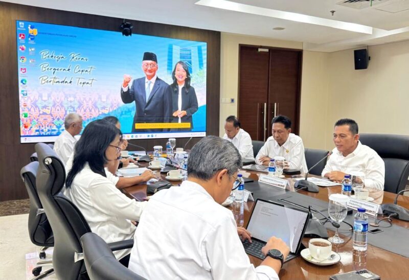 Gubernur Ansar Ahmad, Senin (9/12/2024), bertemu Wakil Menteri PUPR RI Diana Kusumastuti, membahas sejumlah proyek lanjutan menggunakan dana APBN di Kepulauan Riau. Foto: Diskominfo Kepri 