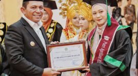 Gubernur Kepulauan Riau, H. Ansar Ahmad, menghadiri prosesi Wisuda Sarjana Strata 1 Tahun Akademik 2024-2025 Institut Agama Islam (IAI) Miftahul 'Ulum Tanjungpinang yang diselenggarakan di Hotel CK, Kamis (5/12). Foto: Diskominfo Kepri 