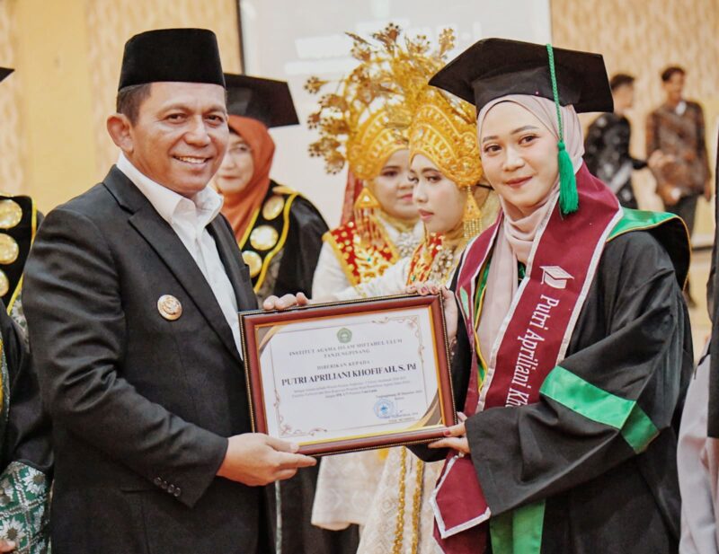 Gubernur Kepulauan Riau, H. Ansar Ahmad, menghadiri prosesi Wisuda Sarjana Strata 1 Tahun Akademik 2024-2025 Institut Agama Islam (IAI) Miftahul 'Ulum Tanjungpinang yang diselenggarakan di Hotel CK, Kamis (5/12). Foto: Diskominfo Kepri 