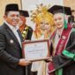 Gubernur Kepulauan Riau, H. Ansar Ahmad, menghadiri prosesi Wisuda Sarjana Strata 1 Tahun Akademik 2024-2025 Institut Agama Islam (IAI) Miftahul 'Ulum Tanjungpinang yang diselenggarakan di Hotel CK, Kamis (5/12). Foto: Diskominfo Kepri 