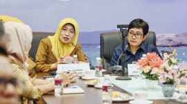 Badan Pusat Statistik (BPS) Provinsi Kepulauan Riau mencatat sejumlah perkembangan ekonomi dan pariwisata di Provinsi Kepulauan Riau pada bulan November 2024. Dalam konferensi persnya di Kantor BPS Kepri, Senin (2/12). Kepala BPS Kepri Margaretha Ari Anggorowati memaparkan data terkini mengenai Indeks Harga Konsumen (IHK), Nilai Tukar Petani (NTP), transportasi dan pariwisata. Foto: Diskominfo Kepri 