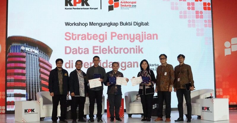 Penyajian alat bukti yang sah dan efektif sangat penting dalam setiap kasus tindak pidana korupsi. Di era digital, alat bukti elektronik juga memiliki peran besar, sehingga diperlukan pemahaman yang mendalam untuk memastikan alat bukti tersebut memadai. Hal ini penting agar hakim dapat menjatuhkan hukuman kepada pelaku korupsi dengan tepat. Foto: Dok KPK