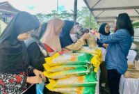 Operasi Pasar Reguler yang digelar Dinas Perdagangan dan Perindustrian (Disdagin) Kota Tanjungpinang di halaman Mal Pelayanan Publik, Kecamatan Tanjungpinang Barat, Minggu (15/12/2024), disambut antusias masyarakat. Foto: Diskominfo Tanjungpinang 