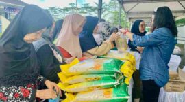 Operasi Pasar Reguler yang digelar Dinas Perdagangan dan Perindustrian (Disdagin) Kota Tanjungpinang di halaman Mal Pelayanan Publik, Kecamatan Tanjungpinang Barat, Minggu (15/12/2024), disambut antusias masyarakat. Foto: Diskominfo Tanjungpinang 