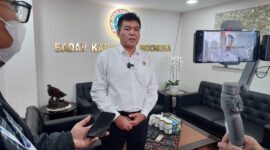 Kepala Badan Karantina Indonesia (Barantin), Sahat M. Panggabean, saat ditemui di ruang kerjanya Rabu (18/12/2024) menegaskan bahwa meskipun virus ini tidak menular kepada manusia, dampaknya terhadap ekonomi khususnya peternak cukup signifikan karena tingkat kematian babi yang terinfeksi mencapai 100 persen. Foto: InfoPublik