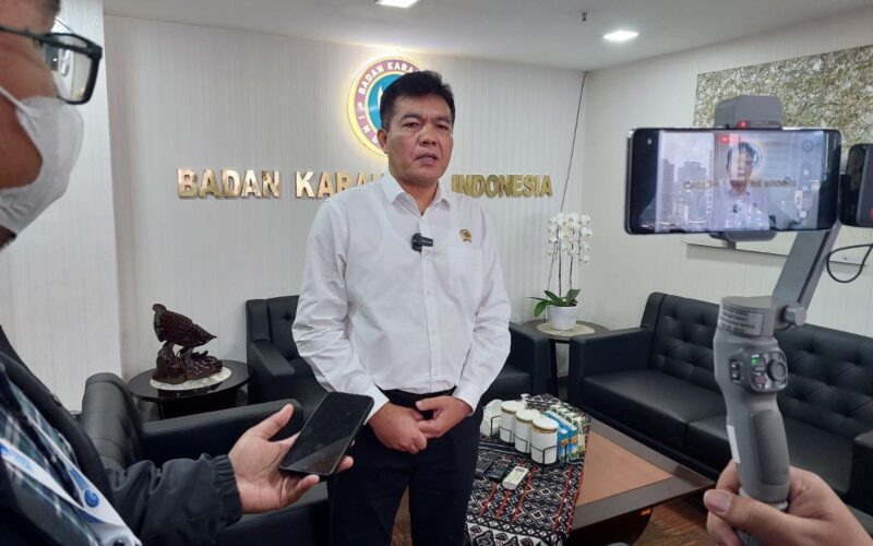 Kepala Badan Karantina Indonesia (Barantin), Sahat M. Panggabean, saat ditemui di ruang kerjanya Rabu (18/12/2024) menegaskan bahwa meskipun virus ini tidak menular kepada manusia, dampaknya terhadap ekonomi khususnya peternak cukup signifikan karena tingkat kematian babi yang terinfeksi mencapai 100 persen. Foto: InfoPublik