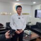 Kepala Badan Karantina Indonesia (Barantin), Sahat M. Panggabean, saat ditemui di ruang kerjanya Rabu (18/12/2024) menegaskan bahwa meskipun virus ini tidak menular kepada manusia, dampaknya terhadap ekonomi khususnya peternak cukup signifikan karena tingkat kematian babi yang terinfeksi mencapai 100 persen. Foto: InfoPublik