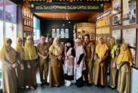 Dua arsiparis ahli pertama dari BKPSDM Kota Bontang, Euis Dini Mihajawati dan Tiurma Lusyana Hutahean, melakukan kunjungan ke Dinas Perpustakaan dan Kearsipan (DPK) Kota Tanjungpinang, Senin (23/12/2024). Foto: Diskominfo Tanjungpinang
