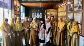 Dua arsiparis ahli pertama dari BKPSDM Kota Bontang, Euis Dini Mihajawati dan Tiurma Lusyana Hutahean, melakukan kunjungan ke Dinas Perpustakaan dan Kearsipan (DPK) Kota Tanjungpinang, Senin (23/12/2024). Foto: Diskominfo Tanjungpinang 
