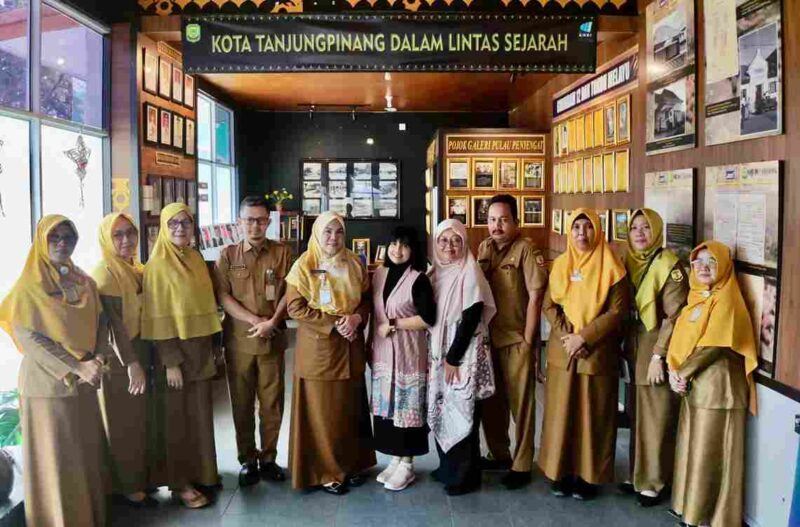 Dua arsiparis ahli pertama dari BKPSDM Kota Bontang, Euis Dini Mihajawati dan Tiurma Lusyana Hutahean, melakukan kunjungan ke Dinas Perpustakaan dan Kearsipan (DPK) Kota Tanjungpinang, Senin (23/12/2024). Foto: Diskominfo Tanjungpinang
