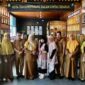 Dua arsiparis ahli pertama dari BKPSDM Kota Bontang, Euis Dini Mihajawati dan Tiurma Lusyana Hutahean, melakukan kunjungan ke Dinas Perpustakaan dan Kearsipan (DPK) Kota Tanjungpinang, Senin (23/12/2024). Foto: Diskominfo Tanjungpinang 
