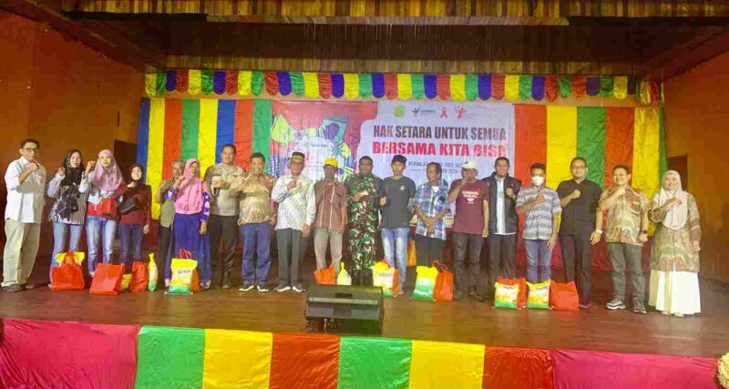 Asisten Pemerintahan dan Kesejahteraan Rakyat (Kesra) Pemerintah Kota Tanjungpinang, Tamrin Dahlan, membuka rangkaian kegiatan Peringatan Hari AIDS Sedunia, di Gedung Kesenian Aisyah Sulaiman, Tanjungpinang, Kepri, Sabtu (30/11/2024). Foto: Diskominfo Tanjungpinang