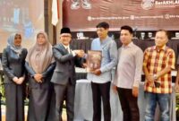 Komisi Pemilihan Umum (KPU) Kota Tanjungpinang menetapkan hasil perhitungan suara Pemilihan Gubernur dan Wakil Gubernur Kepulauan Riau serta Wali Kota dan Wakil Wali Kota Tanjungpinang dalam Rapat Pleno Terbuka yang digelar di Trans Convention Centre (TCC), Kamis (5/12/2024). Foto: Diskominfo Tanjungpinang 