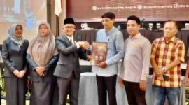 Komisi Pemilihan Umum (KPU) Kota Tanjungpinang menetapkan hasil perhitungan suara Pemilihan Gubernur dan Wakil Gubernur Kepulauan Riau serta Wali Kota dan Wakil Wali Kota Tanjungpinang dalam Rapat Pleno Terbuka yang digelar di Trans Convention Centre (TCC), Kamis (5/12/2024). Foto: Diskominfo Tanjungpinang 