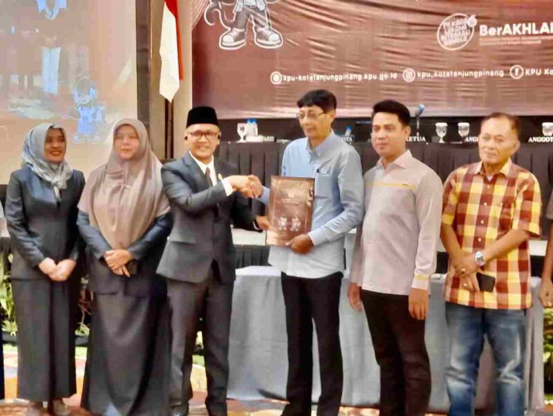 Komisi Pemilihan Umum (KPU) Kota Tanjungpinang menetapkan hasil perhitungan suara Pemilihan Gubernur dan Wakil Gubernur Kepulauan Riau serta Wali Kota dan Wakil Wali Kota Tanjungpinang dalam Rapat Pleno Terbuka yang digelar di Trans Convention Centre (TCC), Kamis (5/12/2024). Foto: Diskominfo Tanjungpinang 