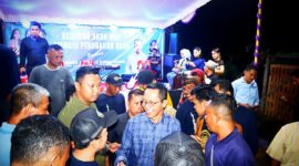 Wakil Wali Kota Batam, Amsakar Achmad hadir di silaturahmi bersama Relawan Akar Besi (Pendukung Amsakar dari Tembesi) di Trans Barelang RW 025, pada Jumat (6/12) malam. Foto: INIKEPRI.COM