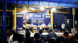 Amsakar saat menghadiri reses Anggota DPRD Kota Batam, Rival Pribadi, di Fasum Perumahan Villa Sempurna 1, Tiban Indah, Kecamatan Sekupang, Jum'at (6/12) malam. Foto: INIKEPRI.COM