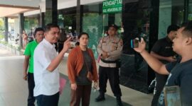 Tomas Lature saat di RS. ST Elizabeth Batam Kota. Foto: INIKEPRI.COM 