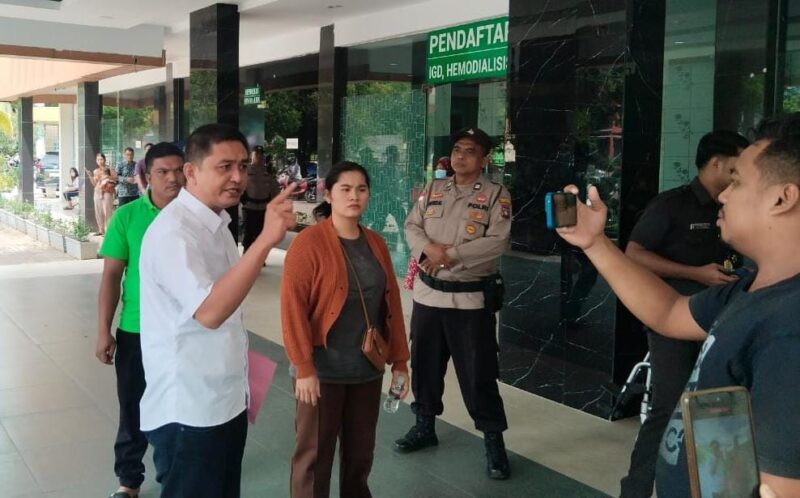 Tomas Lature saat di RS. ST Elizabeth Batam Kota. Foto: INIKEPRI.COM 