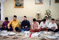 Wakil Wali Kota Batam, Amsakar Achmad, menghadiri acara pengiriman doa 100 hari wafatnya Almarhum Dato' Nyat Kadir di kediaman beliau di Tiban 1 Blok D No. 194, Kecamatan Sekupang, pada Senin malam (9/12). Foto: INIKEPRI.COM