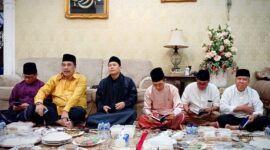 Wakil Wali Kota Batam, Amsakar Achmad, menghadiri acara pengiriman doa 100 hari wafatnya Almarhum Dato' Nyat Kadir di kediaman beliau di Tiban 1 Blok D No. 194, Kecamatan Sekupang, pada Senin malam (9/12). Foto: INIKEPRI.COM