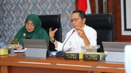 Wakil Wali Kota Batam Amsakar Achmad saat membuka Rapat Koordinasi (Rakor) ke-II TPPS Tahun 2024 di Ruang Rapat Embung Fatimah, Kantor Wali Kota Batam, Kamis (12/12) pagi.  Foto: INIKEPRI.COM