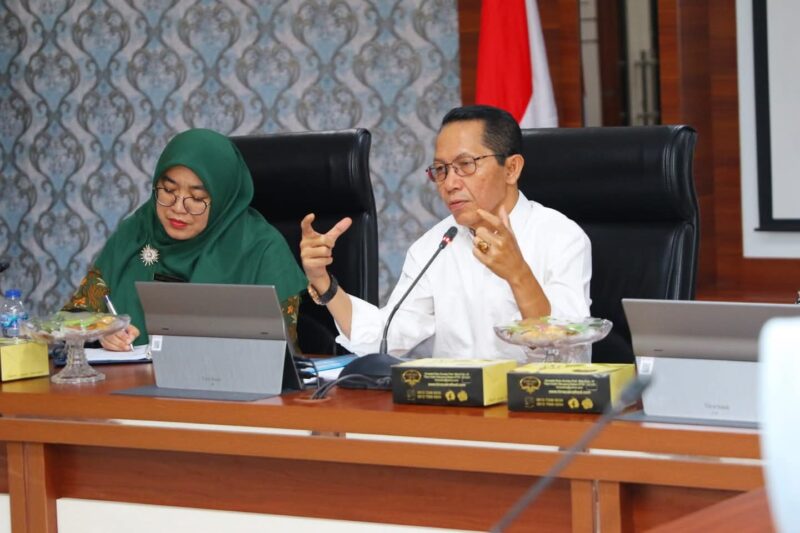 Wakil Wali Kota Batam Amsakar Achmad saat membuka Rapat Koordinasi (Rakor) ke-II TPPS Tahun 2024 di Ruang Rapat Embung Fatimah, Kantor Wali Kota Batam, Kamis (12/12) pagi. Foto: INIKEPRI.COM